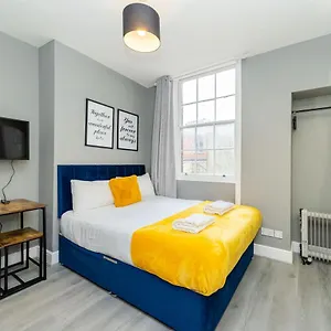 Modern Studio Next To Beach I Smart Tv I King Size Bed Apartment